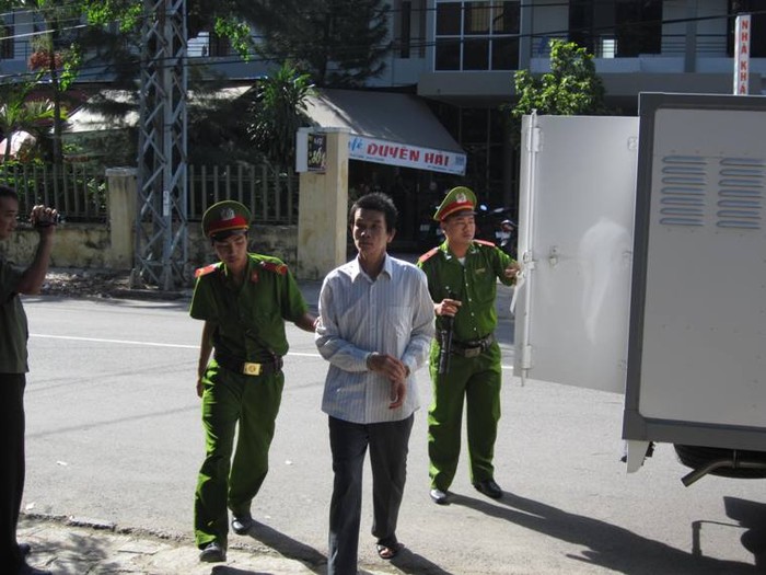 Bị cáo Nguyễn Viết Trương được dẫn giải vào tòa.